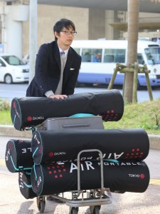 荷物を運ぶ高橋選手